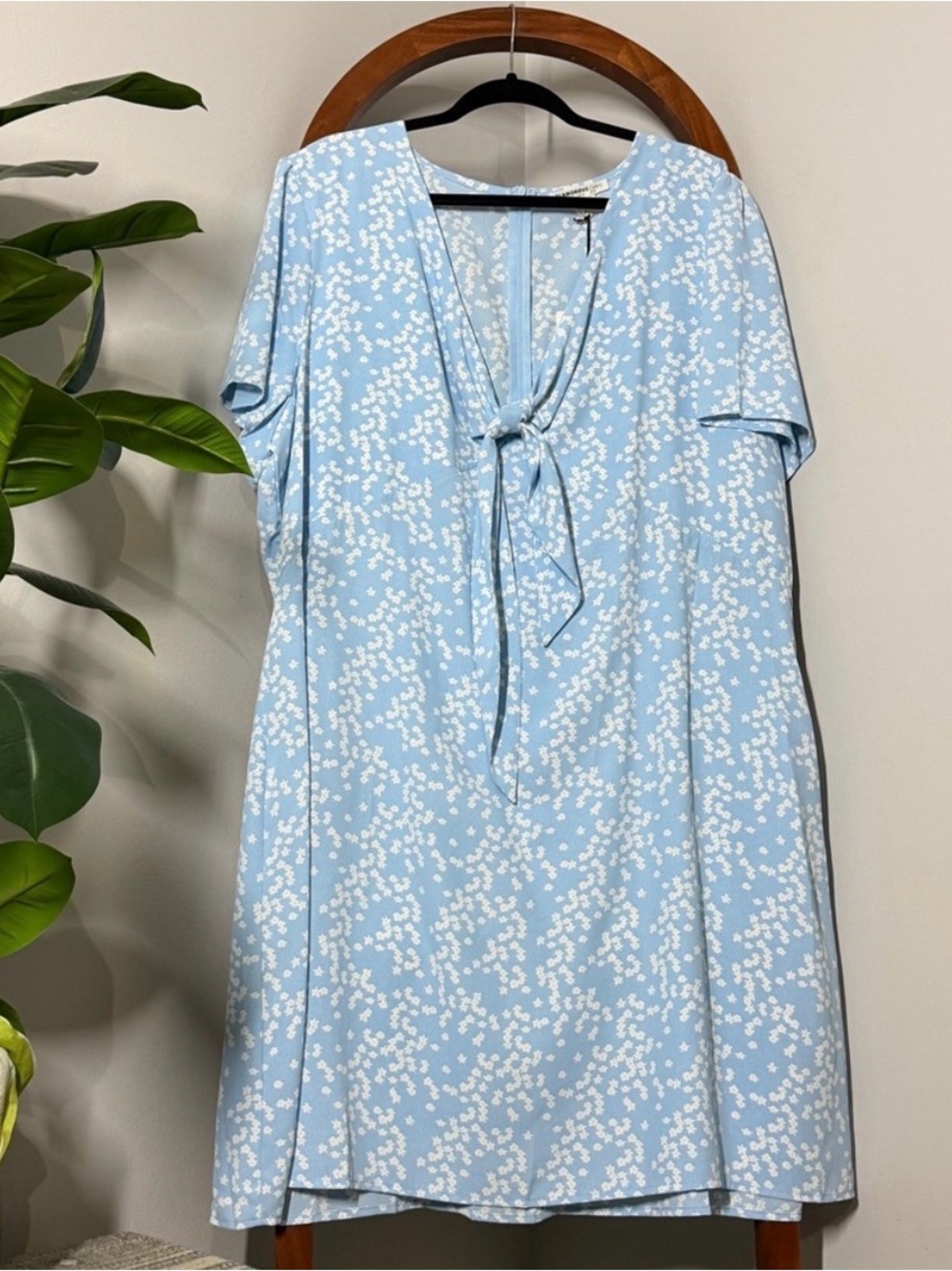 Glamorous Curve 22 Light Blue Ditsy Floral Tie Neck Short Sleeve Dress NEW